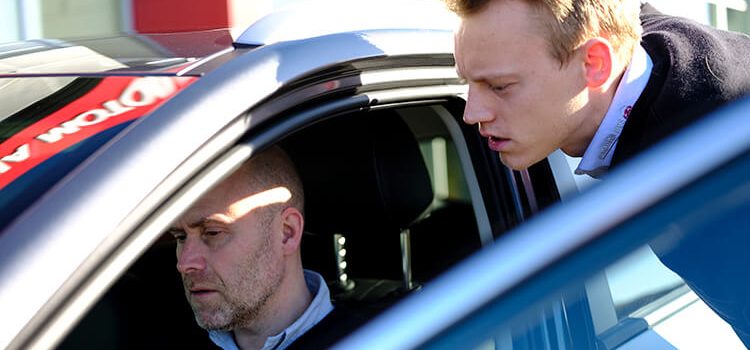 ”Vi skal turde køre lidt tættere på grøften” – en slags biltest
