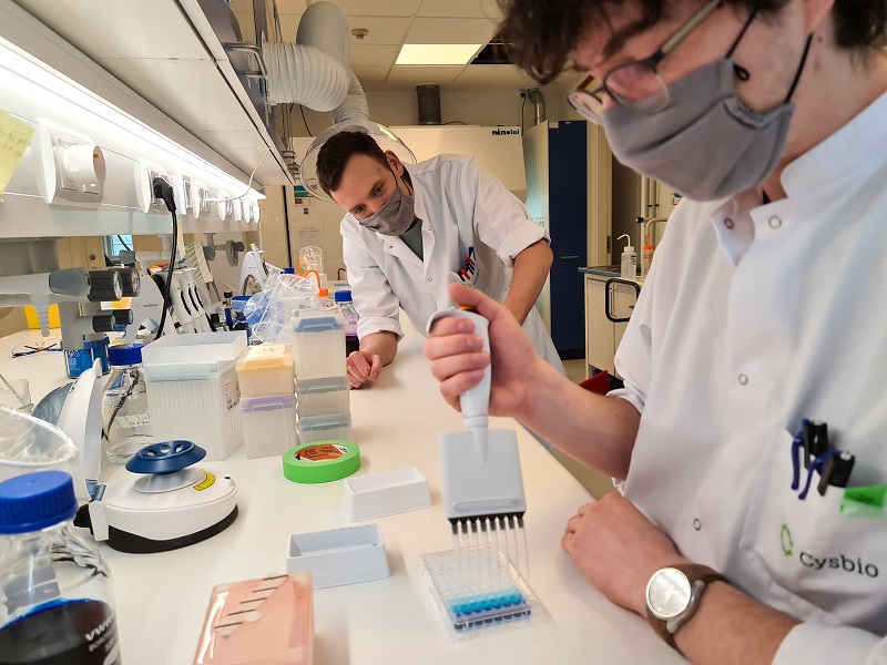 Den danske biotek-virksomhed Cysbio er klar med ny teknologi til fremstilling af svært producerbare biokemikalier med minimal miljøbelastning. Markedsperspektivet og potentialet er enormt. Med 33 millioner EU-støttekroner i ryggen kan den danske biotekvirksomhed Cysbio fremstille både billigere og mere miljørigtige biokemikalier. Virksomhedens patenterede fermenteringsteknologi rummer et enormt potentiale og markedsperspektiv for storproduktion af ellers svært producerbare kemikalier som aminosyrer og ålegræssyre til brug indenfor fødevareindustrien, landbruget og skibsfarten. Ifølge Henrik Meyer, der er CEO i Cysbio, giver EU-støtten virksomheden en gylden mulighed for at høste frugterne af mange års forskning og udvikling. – Teknologien har været under udvikling i 10 år, og vi er nået dertil, hvor de første aminosyrer og sulfaterede produkter relativt snart kommer på markedet. Vi kan nu fremstille mikroorganismer på en måde, som ingen andre kan, og med støtten fra EU kan vi speede processen op og køre den i stor målestok. Det betyder, at vi hurtigere end forventet kan udvikle nye og svært producerbare biokemikalier, hvor mikroorganismer omdanner vedvarende kulstofråvarer såsom sukker til de ønskede slutprodukter, fortæller Henrik Meyer. Aminosyrer kan forebygge sygdomme Cysbio vil bruge 15 millioner af støttekronerne på at gøre fremtidens brug af aminosyrer mere miljørigtig. Målet er en markant omlægning af verdensproduktionen af en række aminosyrer, som i dag bruges i en bred vifte af produkter inden for blandt andet fødevarer, foder, kosmetik, kosttilskud og pharma. – Med vores forskning har vi udviklet en helt ny metode, hvor vi meget billigere end tidligere kan fremstille i første omgang to vigtige aminosyrer, som grundet vores lave omkostninger kan erstatte en lang række produkter og tilmed give basis for helt nye anvendelser, som den hidtidige høje pris har umuliggjort. Dermed kan vi være med til markant at reducere verdens forbrug af kemisk fremstillede aminosyrer, siger Alex Toftgaard Nielsen, der er CSO i Cysbio. Serin er en af disse aminosyrer, som i dag kun bruges i begrænsede mængder. Nyere forskning har vist, at sygdomme så som fedtlever og andre markante livsstilsygdomme effektivt kan forebygges eller behandles gennem et dagligt indtag af serin som kosttilskud. På verdensplan vurderes det at op mod 20 procent af verdens befolkning har eller er i risiko for at udvikle fedtlever. – Den lavere produktionspris vil muliggøre en bred tilgængelighed af sådanne serin-tilskud, samtidig med at produktionen baseres på en bæredygtig produktionsmetode, siger Alex Toftgaard Nielsen. Grønnere skibsfart i udsigt Den resterende del af støtten vil Cysbio bruge til at gøre en lang række byggematerialer og malingstyper mere miljørigtige. Med fermenteringsteknologien kan virksomheden fremstille både billigere og mere bæredygtig ålegræssyre, som kan reducere mængden af biofilm i mange forskellige produkter uden at det skader miljøet. – Når vi fremstiller ålegræssyre, kan vi eksempelvis skåne havmiljøet massivt. For at reducere mængden af biofilm på skibe males der i dag med kemisk og kobberholdig maling. Det gør man for at fjerne biofilm, der får skibene til at sejle langsommere, men metoden er både dyr og meget skadelig for miljøet. Med ålegræssyre kan vi udskifte de skadelige komponenter med mere miljørigtig kemi, siger Alex Toftgaard Nielsen. Ifølge Cysbio bruges der globalt set over en milliard liter maling til skibe årligt, mens de vurderer markedsværdien til at være på omkring 2,5 milliarder USD med en årlig vækst på fem procent. Desuden er der et meget stort behov for miljørigtige alternative ingredienser med antifouling egenskaber, så potentialet for en miljømæssig og økonomisk gevinst er meget stort, lyder vurderingen fra Alex Toftgaard Nielsen. Cysbio anvender avanceret teknologi til at skabe billige og bæredygtige biokemikalier ved at modificere mikroorganismer og gøre dem i stand til at omdanne simple sukkerater til biokemiske produkter. Cysbio er et spin out fra Novo Nordisk Foundation Center for Biosustainability ved DTU (Danmarks Tekniske Universitet). Se mere på www.cysbio.dk