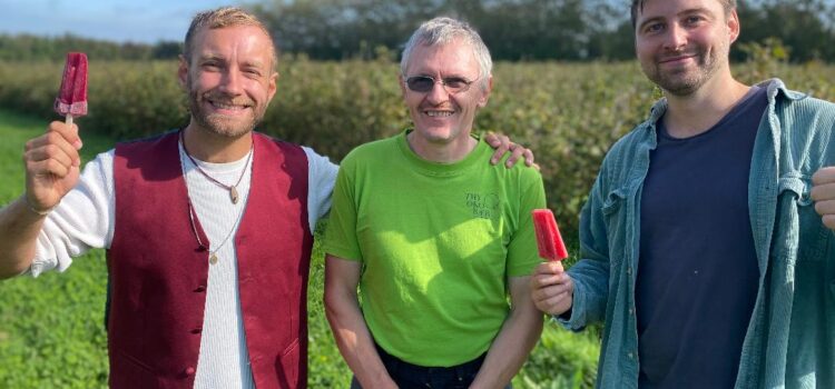 Sodavandsis og good vibes: To københavnerdrenge slår pjalterne sammen med 5. generations bondemand i Thy